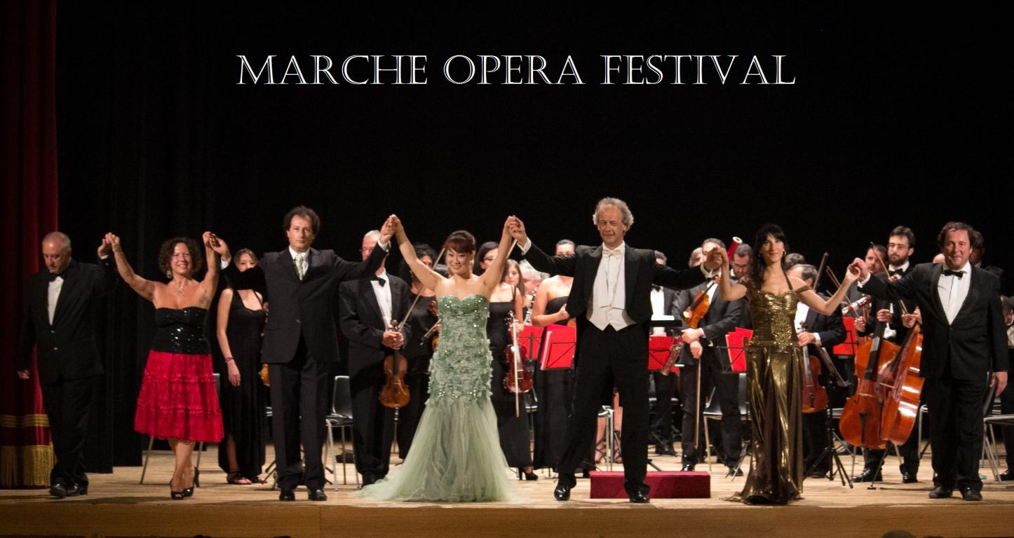 Saluti finali del concerto lirico al Teatro Concordia di San Benedetto del Tronto per linaugurazione di Marche Opera Festival 