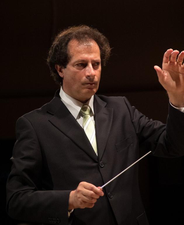 Maurizio Petrolo, durante la direzione del Rigoletto al Teatro Concordia di San Benedetto del Tronto