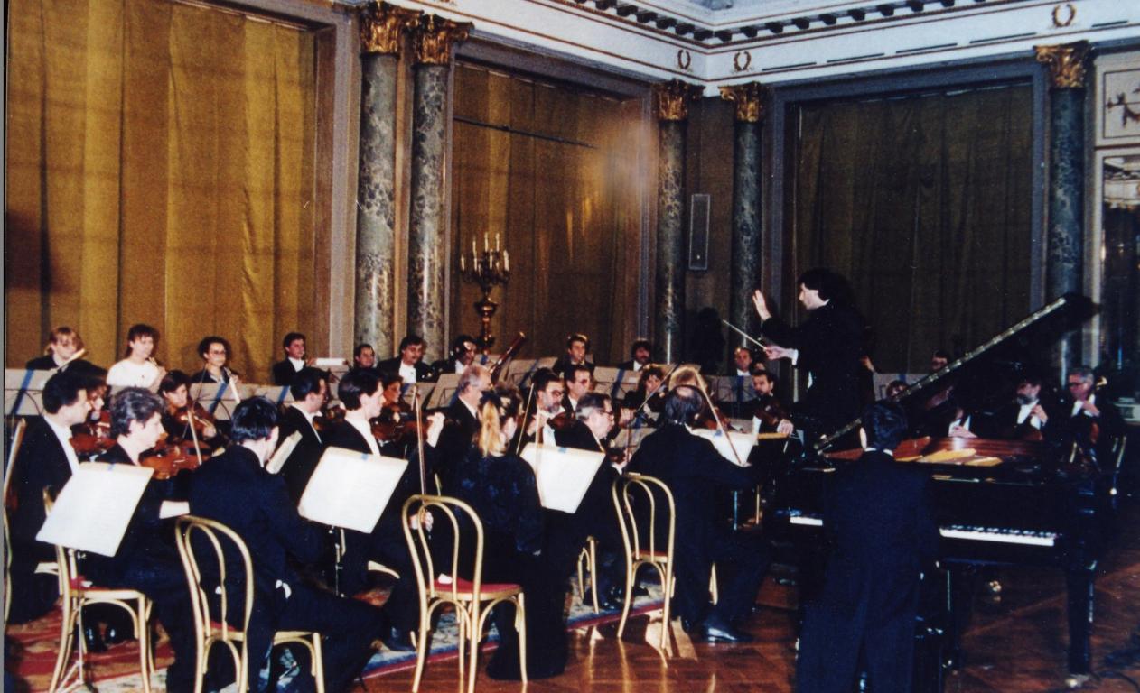 Maurizio Petrolo mentre dirige lorchestra sinfonica di Zagabria