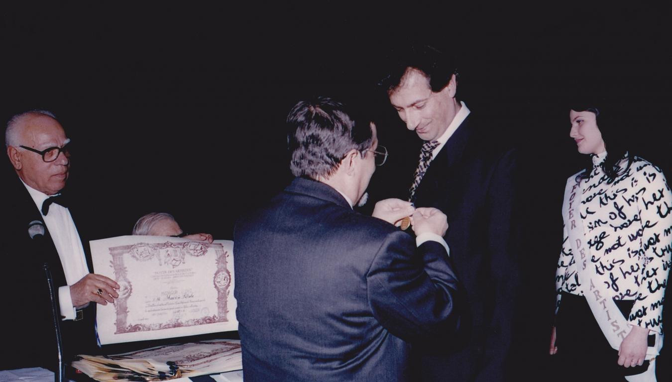 Maurizio Petrolo, premiato con diploma e medaglia doro dal Foyer des artistes presso lUniversità “La Sapienza” di Roma.