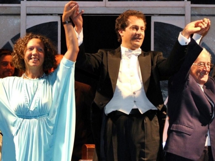 La regista Giovanna Müller, il maestro Maurizio Petrolo e lo scenografo della Scala, Annibale Biocca, durante i saluti finali dell’opera “La Traviata”