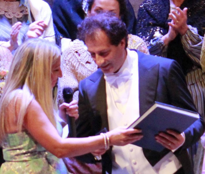 La giornalista Maria Grazia Lappa (Resto del Carlino), mentre consegna il “Carlino d’oro” al M° Petrolo