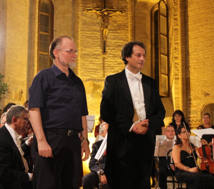 Padre Giuliano, maestro del Coro della Santa Casa di Loreto, insieme a Maurizio Petrolo dopo l’esecuzione del “Magnificat” di Antonio Vivaldi per soli, coro e orchestra