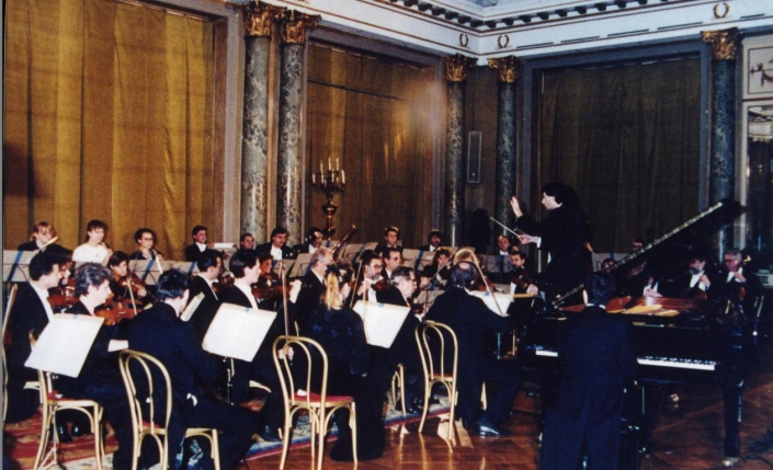 Maurizio Petrolo mentre dirige l’orchestra sinfonica di Zagabria