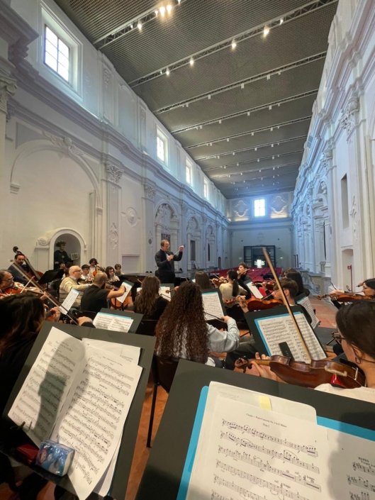 Durante una prova con l’orchestra Sinfonica del Conservatorio di Benevento
